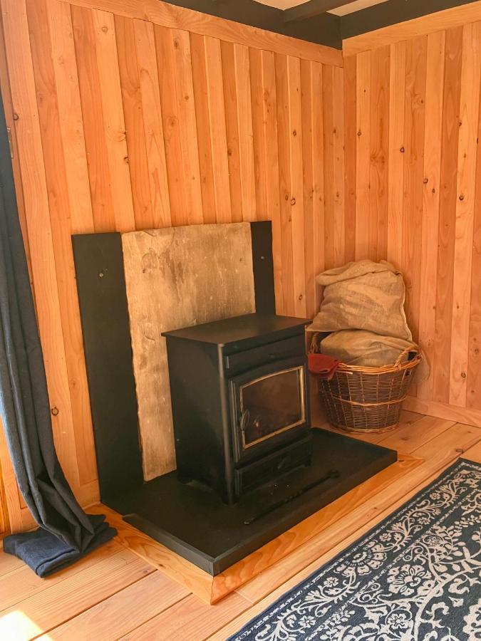 Shepherds Hut In A Private Meadow With Sea Views Hartland Exterior foto